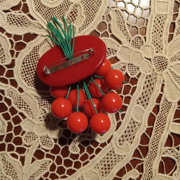 Vintage Inspired Luxulite Fakelite Red Cherry Brooch - New - Picture 2 of 4